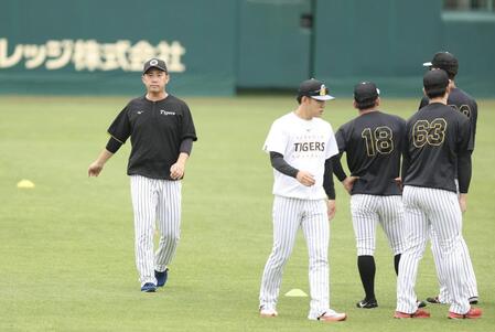 ２軍に合流した桐敷（左）＝撮影・中田匡峻
