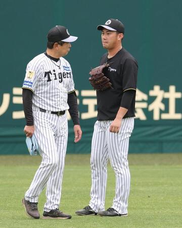 平田２軍監督（左）と話す桐敷（撮影・中田匡峻）