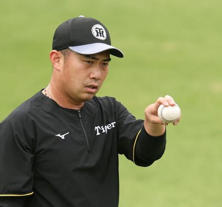 キャッチボールをする桐敷（撮影・中田匡峻）