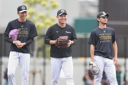 今朝丸（左）と伊藤将（右）と練習に励む桐敷（撮影・中田匡峻）