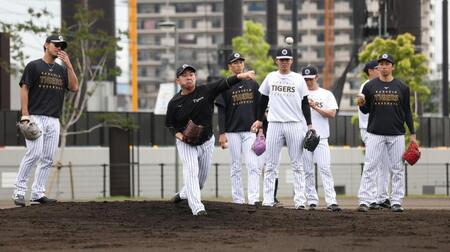 ２軍に合流した桐敷（左から２人目）＝撮影・中田匡峻