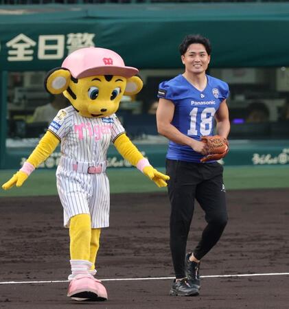 ファーストピッチセレモニーを務めマウンドへ向かうパナソニック・インパルス・桑田理介（撮影・立川洋一郎）