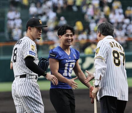 ファーストピッチセレモニーで投げる桑田、受けた佐藤輝（撮影・田中太一）