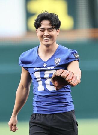 ファーストピッチセレモニーで投げる桑田、受けた佐藤輝（撮影・田中太一）