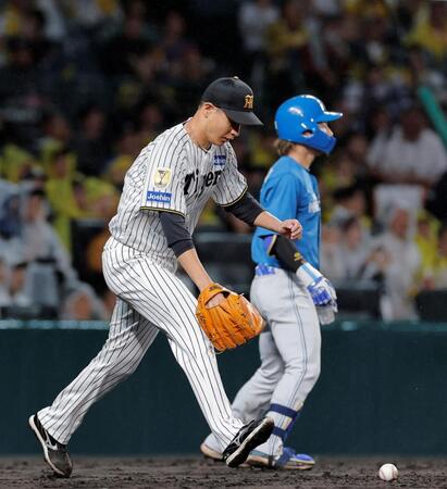 ５回、加藤貴に同点打を許した大竹（左）＝撮影・西田忠信
