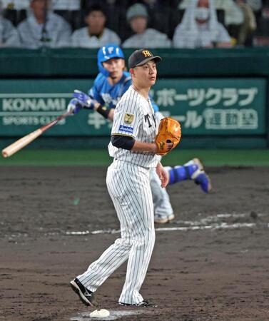 ５回、水野に適時打を打たれ勝ち越しを許す大竹（撮影・立川洋一郎）