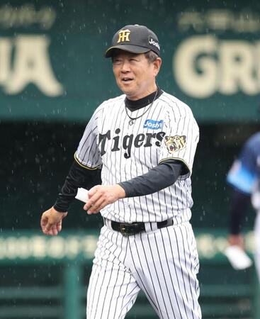 メンバー表交換を終え、ベンチに戻る平田２軍監督（撮影・中田匡峻）