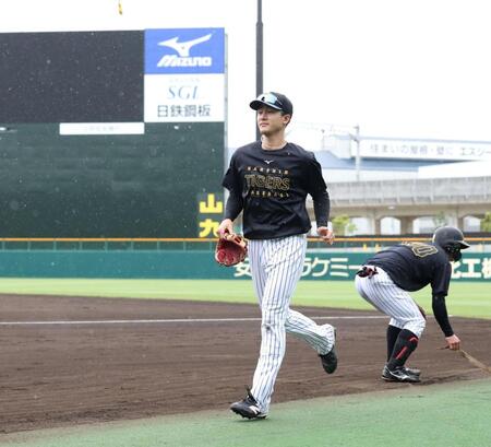 雨が降る中、小走りでベンチに戻る小幡（撮影・中田匡峻）