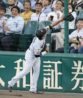 　２回、細川の打球をフェンス際でキャッチする立石