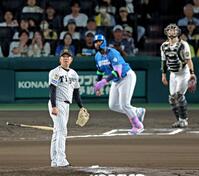 ６回、レイエスに先制ソロを浴びる西勇（撮影・立川洋一郎）