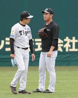 平田２軍監督（左）と話す桐敷（撮影・中田匡峻）
