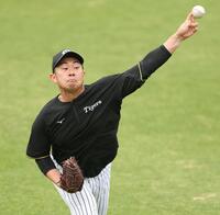 キャッチボールをする桐敷（撮影・中田匡峻）