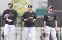 今朝丸（左）と伊藤将（右）と練習に励む桐敷（撮影・中田匡峻）