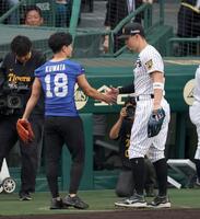 ファーストピッチセレモニーを終え、パナソニック・インパルスの桑田理介（左）と握手を交わす佐藤輝（撮影・立川洋一郎）