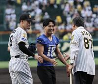 ファーストピッチセレモニーで投げる桑田、受けた佐藤輝（撮影・田中太一）