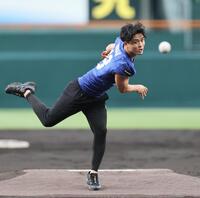 ファーストピッチセレモニーで投げる桑田、受けた佐藤輝（撮影・田中太一）