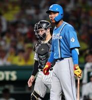 ５回、三塁悪送球で追加点を許す坂本（撮影・田中太一）