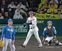 ５回、左翼スタンドへソロを放つ森下（撮影・立川洋一郎）