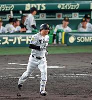 ５回、左翼スタンドへソロを放ちダイヤモンドを回る森下（撮影・立川洋一郎）