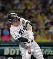 ６回、代打で来日初安打を放つディベイニー撮影・西田忠信）