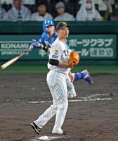 ５回、水野に適時打を打たれ勝ち越しを許す大竹（撮影・立川洋一郎）