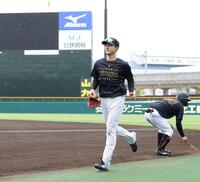 雨が降る中、小走りでベンチに戻る小幡（撮影・中田匡峻）