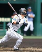４回、右前打を放つ前川（撮影・中田匡峻）
