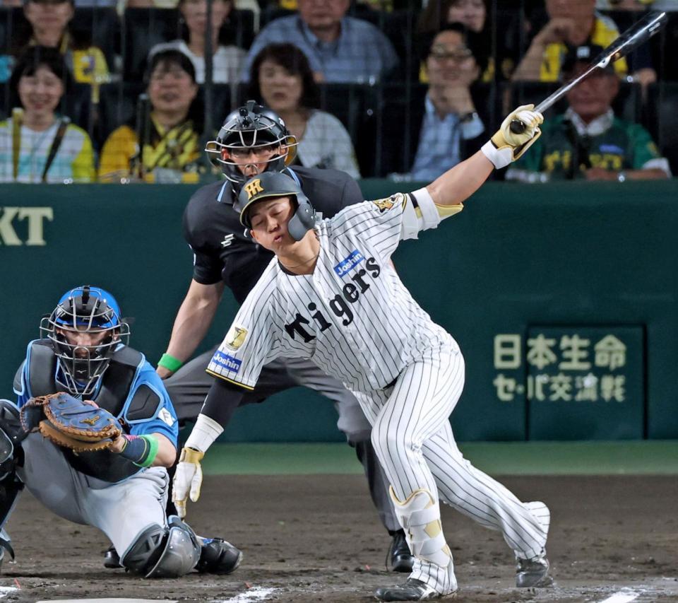 ６回、空振り三振に倒れる立石（撮影・立川洋一郎）