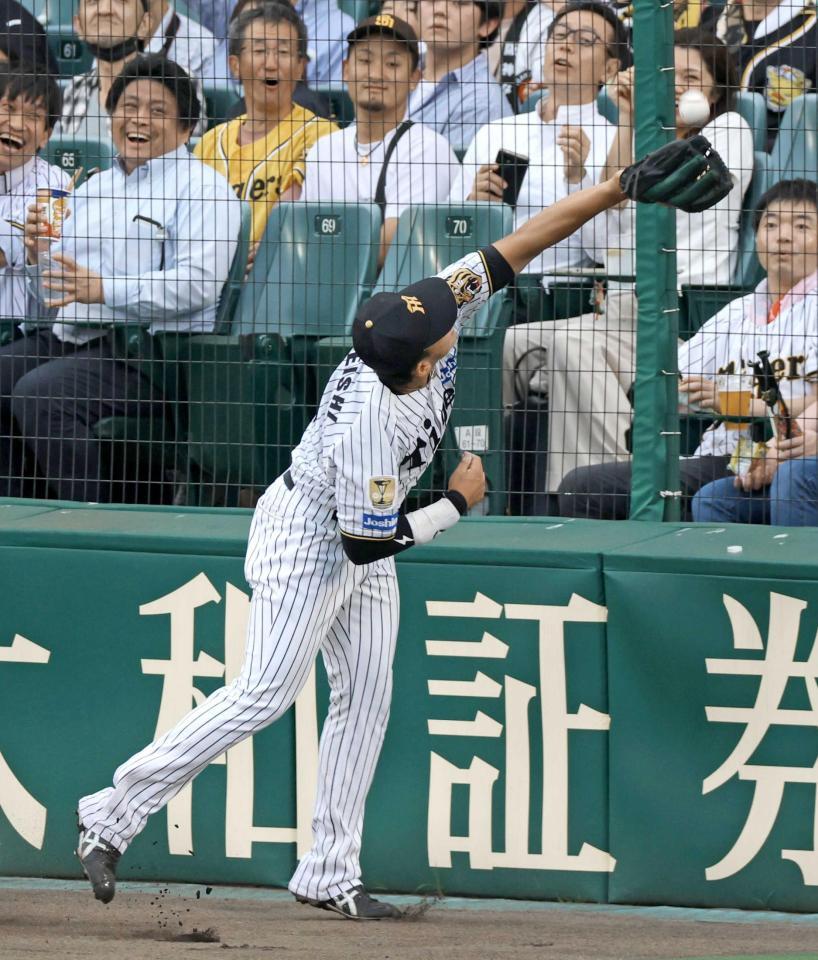 　２回、細川の打球をフェンス際でキャッチする立石