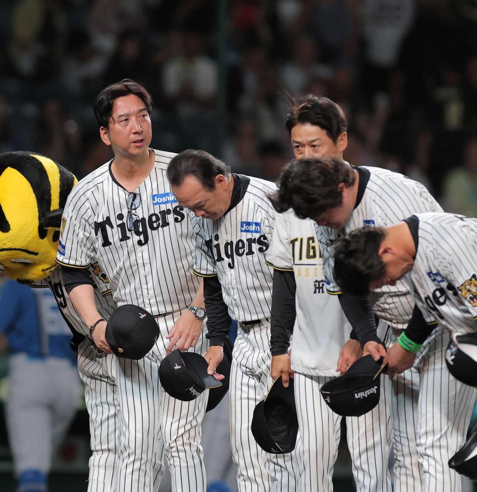 　日本ハムに完封負けし、スタンドにあいさつする藤川監督（左）＝撮影・西田忠信