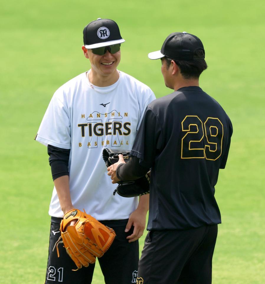 高橋（右）とのキャッチボールを終え笑顔を見せる大竹（撮影・立川洋一郎）