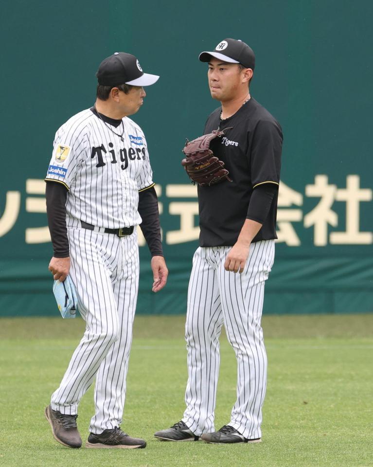 平田２軍監督（左）と話す桐敷（撮影・中田匡峻）