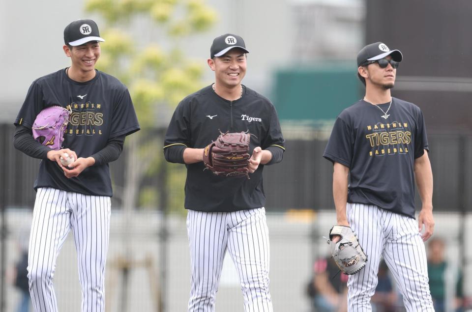 今朝丸（左）と伊藤将（右）と練習に励む桐敷（撮影・中田匡峻）