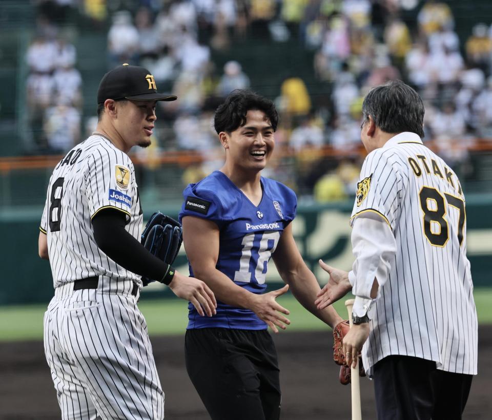 ファーストピッチセレモニーで投げる桑田、受けた佐藤輝（撮影・田中太一）