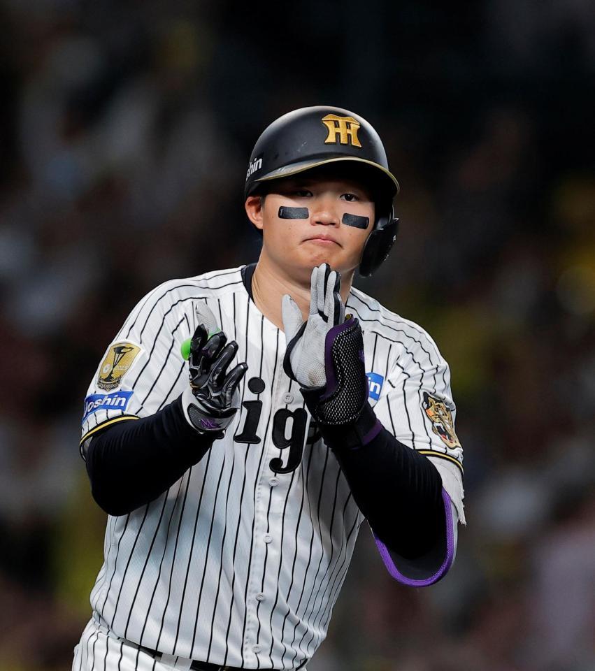 ５回、ソロを放ち手をたたく森下（撮影・西田忠信）