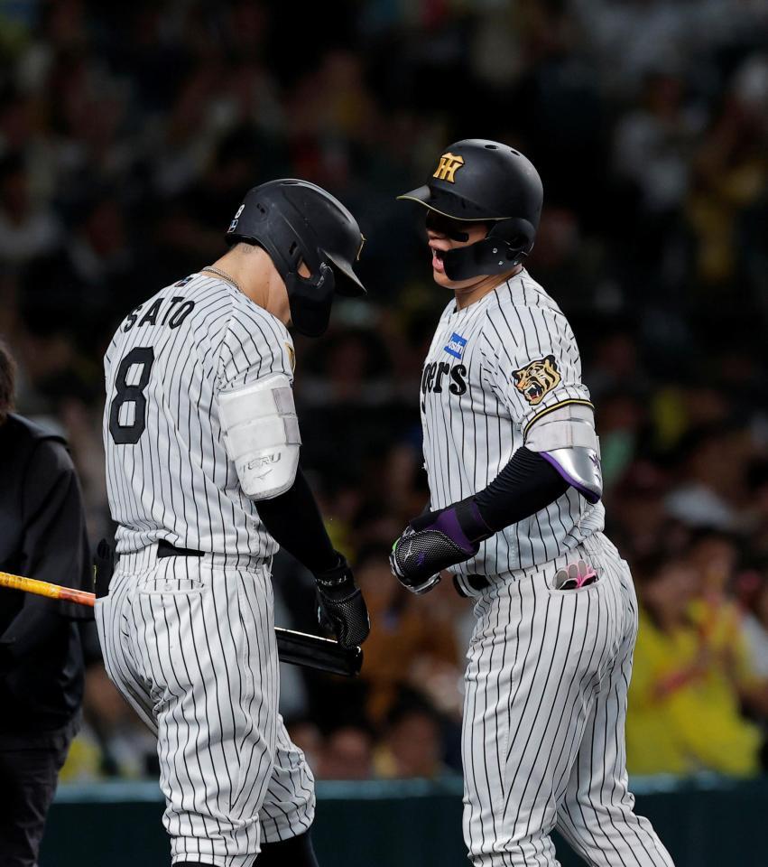 ５回、ソロを放ち佐藤輝（左）とほえる森下（撮影・西田忠信）