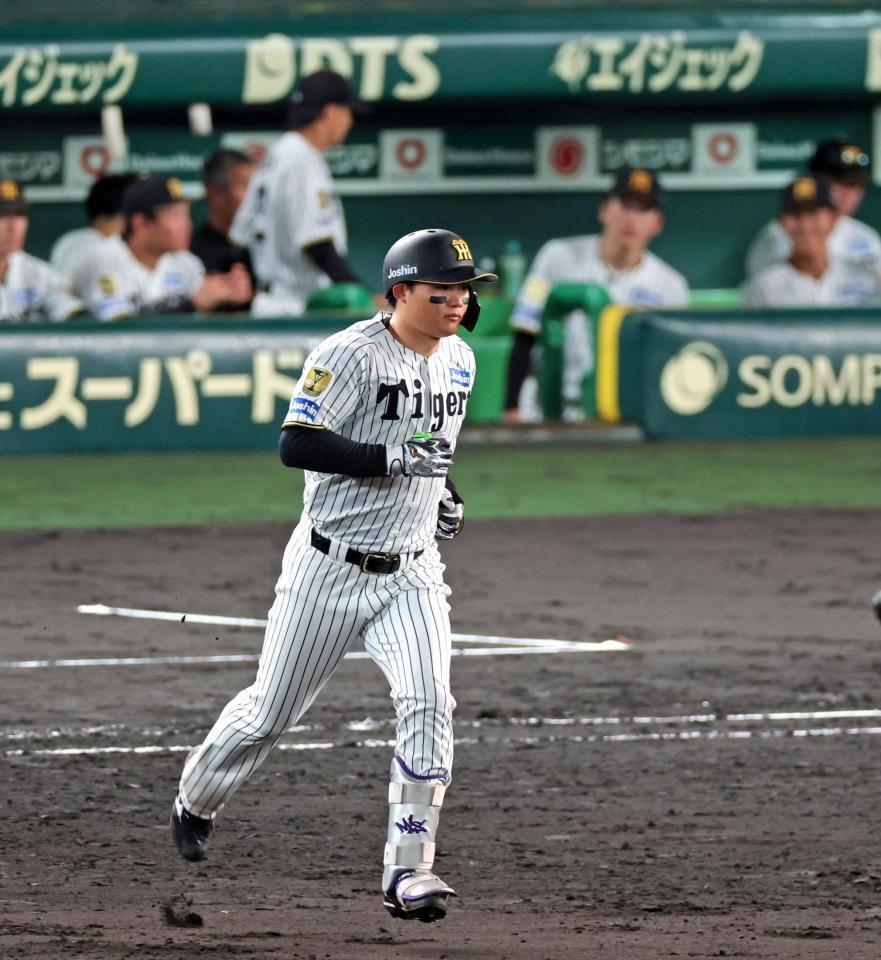 ５回、左翼スタンドへソロを放ちダイヤモンドを回る森下（撮影・立川洋一郎）