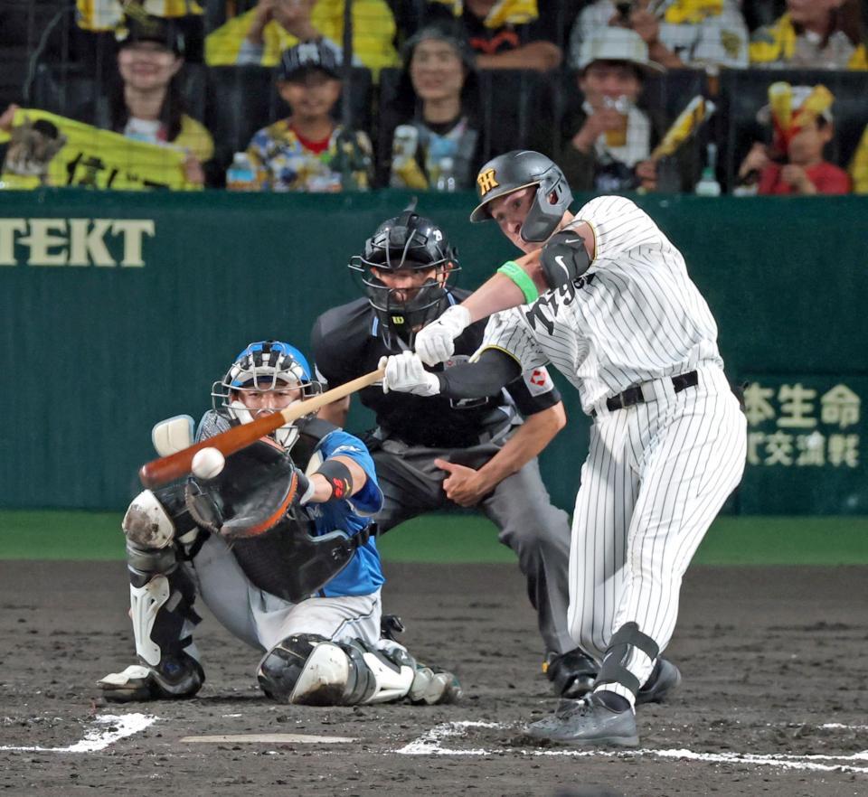６回、左前打を放つ代打・ディベイニー（撮影・立川洋一郎）