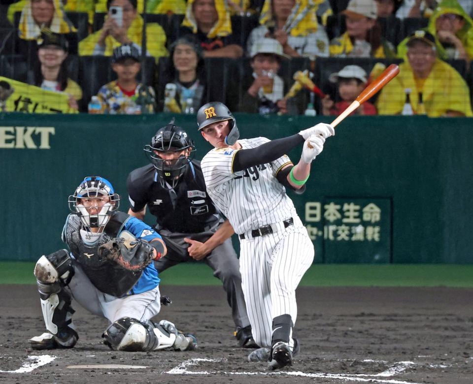６回、左前打を放つ代打・ディベイニー（撮影・立川洋一郎）