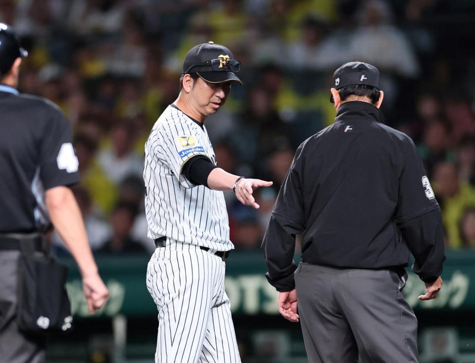 ５回、坂本の三塁悪送球で審判に確認する藤川監督（撮影・田中太一）
