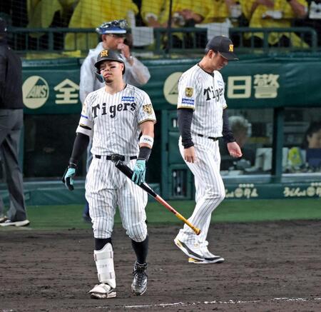 ９回、空振り三振に倒れ肩を落として引き揚げる佐藤輝。右は藤川監督（撮影・立川洋一郎）