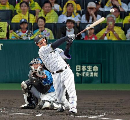 ３回、左前打を放つ森下（撮影・立川洋一郎）