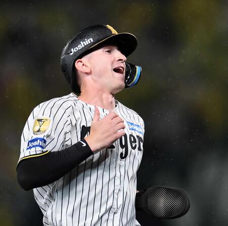 　６回、安打を放ち喜ぶディベイニー（撮影・田中太一）