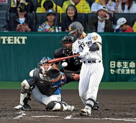 　２回、左前へ先制適時打を放つ坂本（撮影・立川洋一郎）