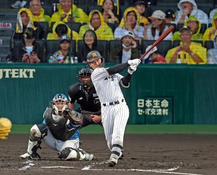 ２回、左前へ先制適時打を放つ坂本（撮影・立川洋一郎）