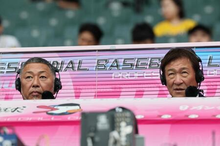 試合を解説する清原氏と片岡氏（撮影・田中太一）