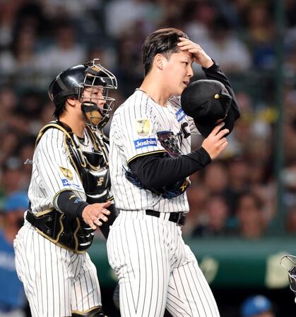 ３回、追加点を許し厳しい表情を見せる木下（左は梅野）＝撮影・山口登