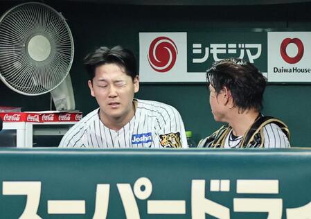 ３回、逆転を許した木下は梅野と話しをする（撮影・田中太一）