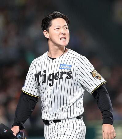 ４回、厳しい表情を見せベンチに戻る木下（撮影・山口登）