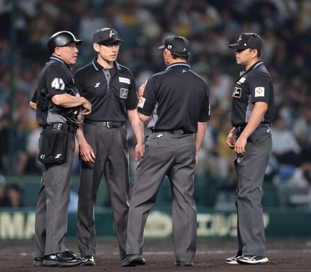 ９回、奈良間の打球に判定に協議する審判団（撮影・山口登）